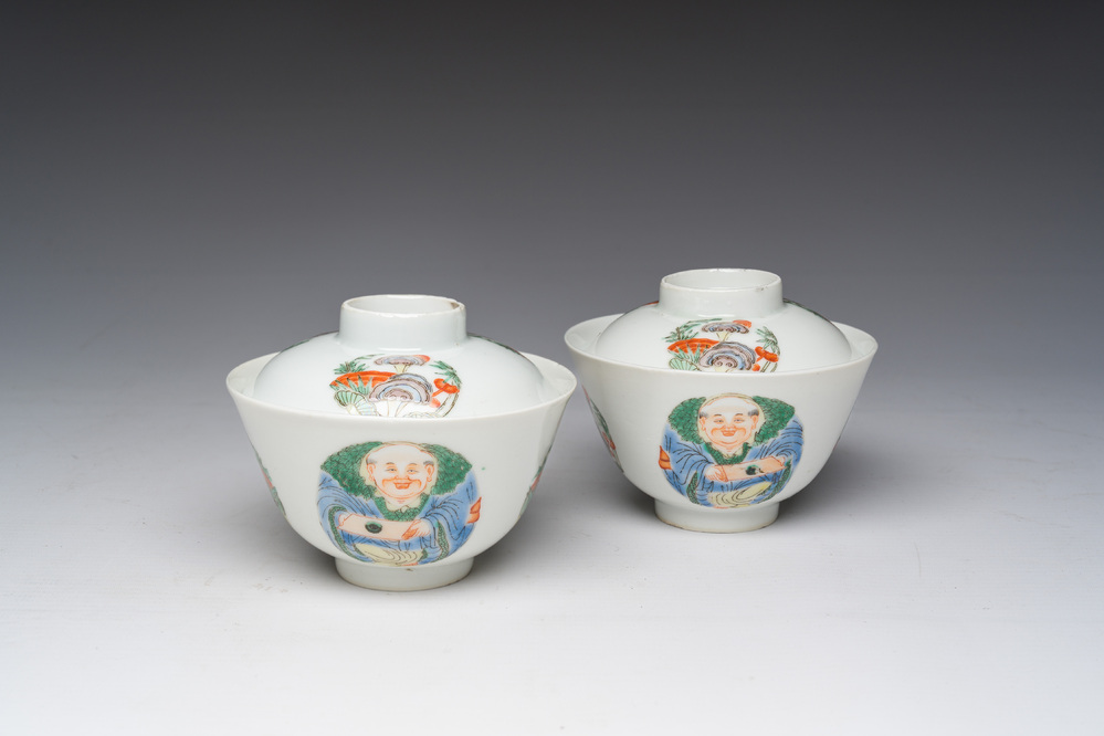 Een paar Chinese wucai dekselkommen met lingzhi, Qianlong merk, Republiek, 20ste eeuw