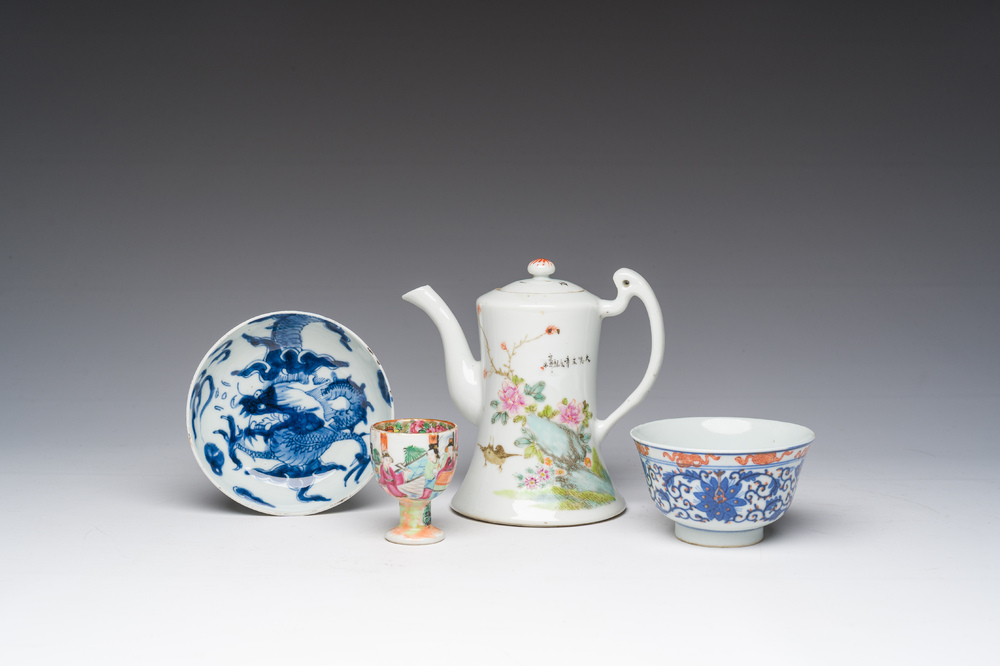 Une th&eacute;i&egrave;re en porcelaine de Chine famille rose, deux bols en bleu et blanc et un coquetier famille rose de Canton, Yongzheng et post&eacute;rieur