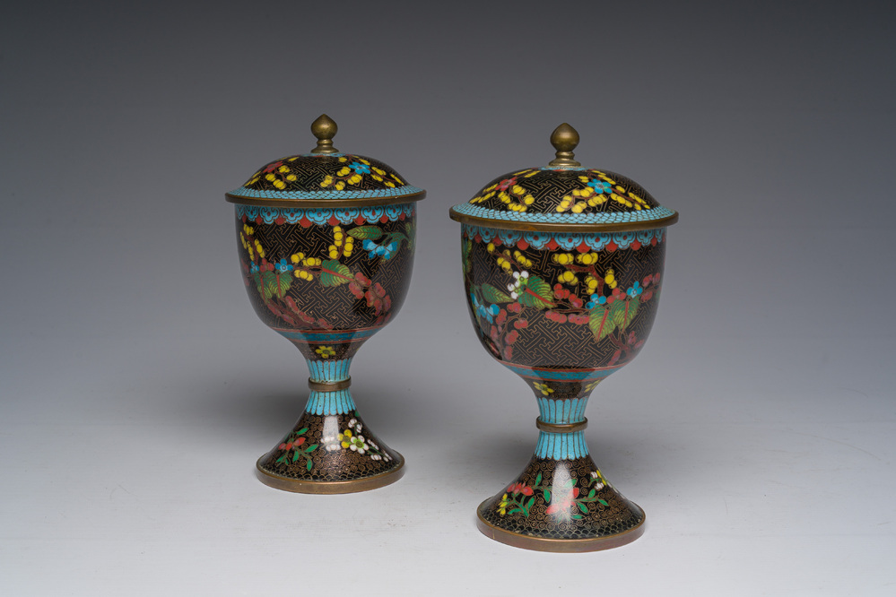 Een paar Chinese cloisonn&eacute; dekselkommen op voet, 19de eeuw