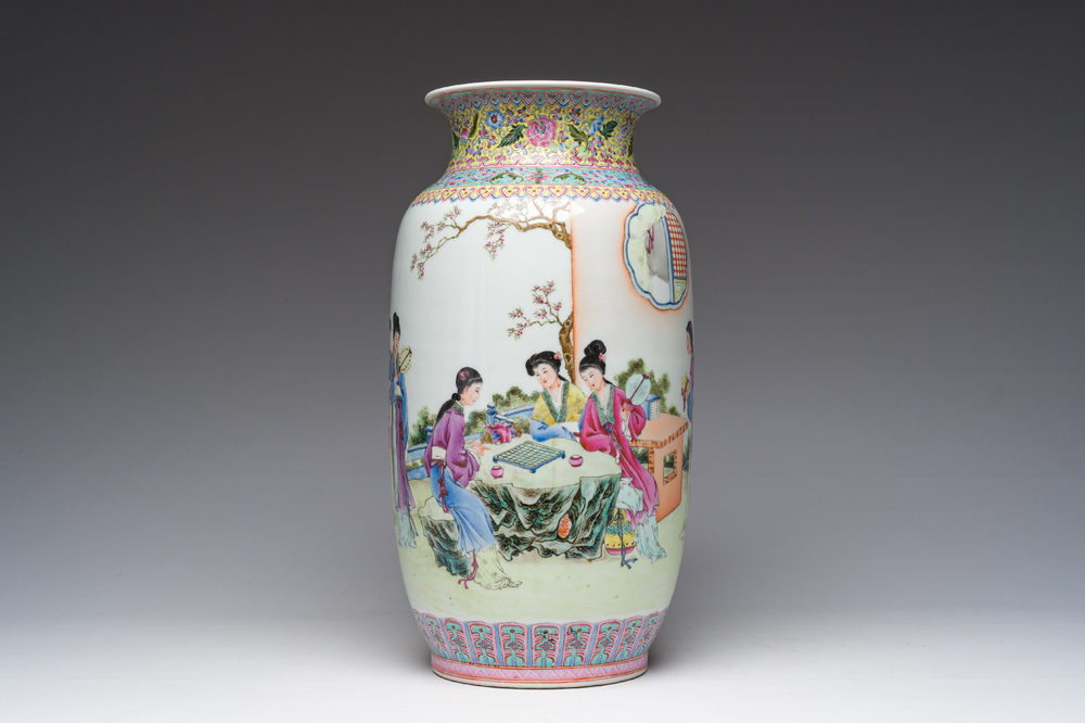 Een Chinese famille rose vaas met hofdames die zich ontspannen in een paleistuin, Qianlong merk, Republiek, 20ste eeuw
