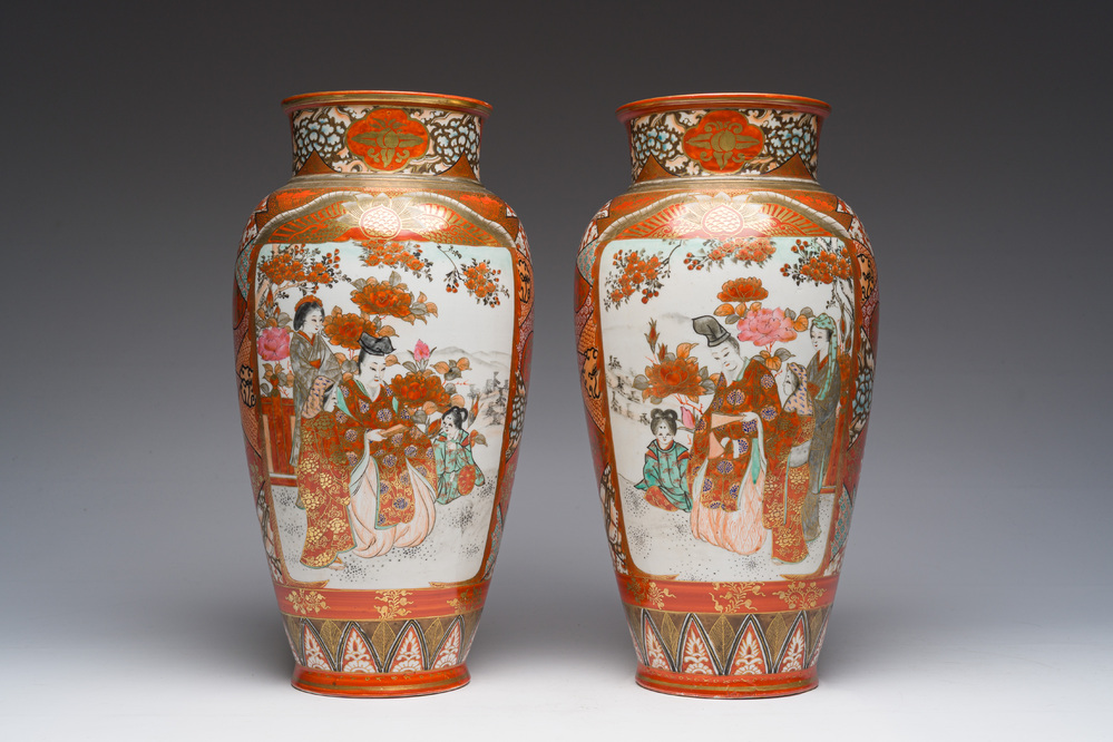 Paire de vases en porcelaine Kutani de Japon &agrave; d&eacute;cor d'oiseaux parmi des branches fleuries et de figures dans un paysage, Meiji, vers 1900