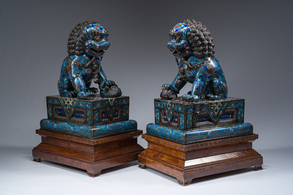 Paire de lions bouddhistes en &eacute;maux cloisonn&eacute;s sur un socle en bois, Chine, 20&egrave;me si&egrave;cle