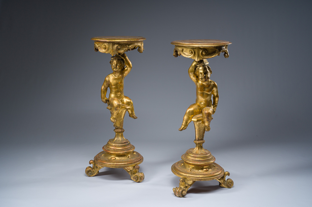 Paire de tables d'appoint tripodes en bois sculpt&eacute; et dor&eacute; &agrave; d&eacute;cor de putti, Italie, vers 1800