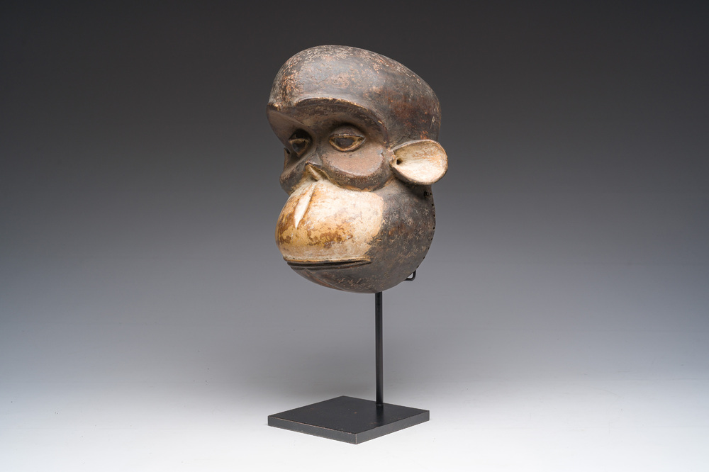 Masque de singe en bois sculpt&eacute; et polychrome, Bulu, Cameroun, 20&egrave;me si&egrave;cle