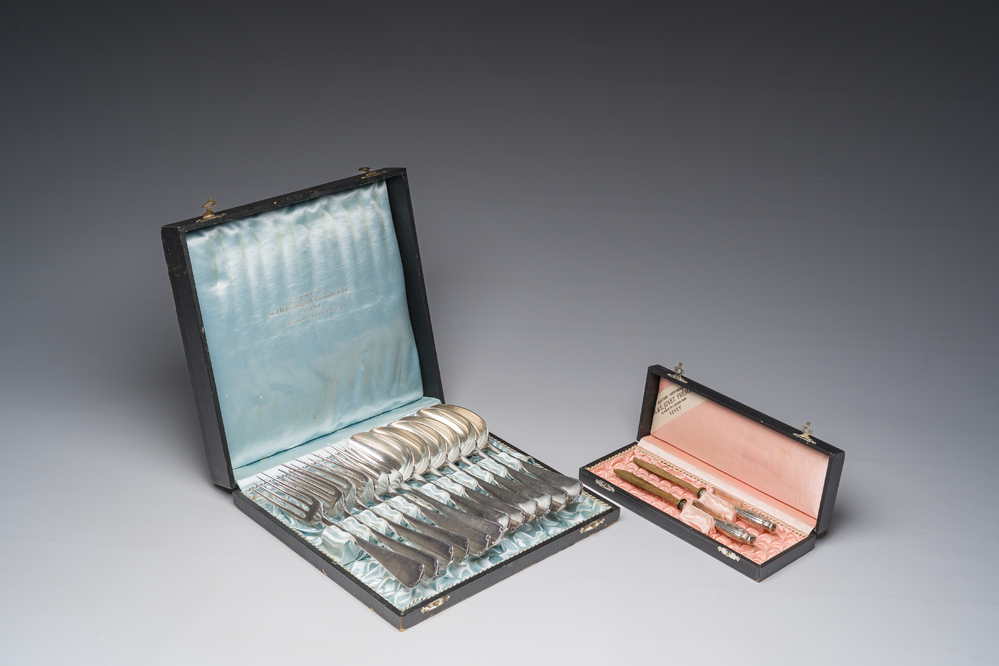 M&eacute;nag&egrave;re de 12 pi&egrave;ces, Christofle, France, et deux couteaux &agrave; beurre &agrave; manches en argent, Allemagne, 20&egrave;me si&egrave;cle