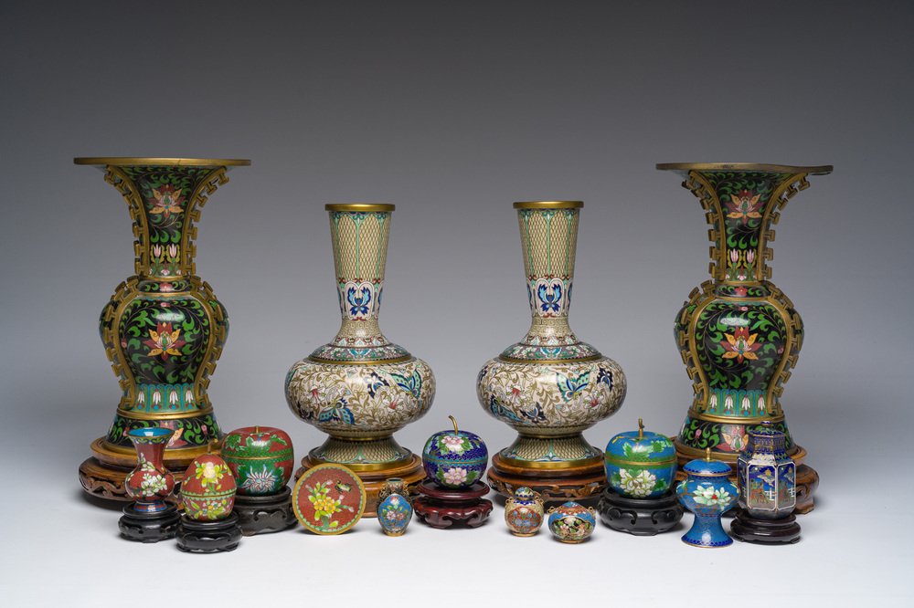 Een gevarieerde collectie Chinese cloisonn&eacute; vazen met floraal decor, 20ste eeuw