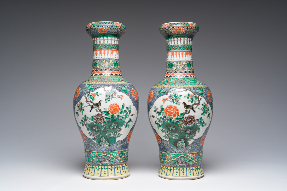 Paire de vases en porcelaine de Chine famille verte &agrave; d&eacute;cor d'oiseaux parmi des branches fleuries, marque de Chenghua, 19&egrave;me si&egrave;cle