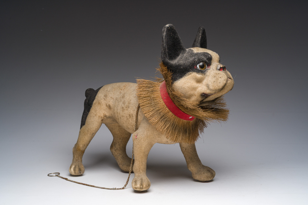 Bouledogue &agrave; tirer 'Growler' avec une t&ecirc;te mobile en papier m&acirc;ch&eacute; floqu&eacute; et collier en noix de coco, France, d&eacute;but du 20&egrave;me si&egrave;cle