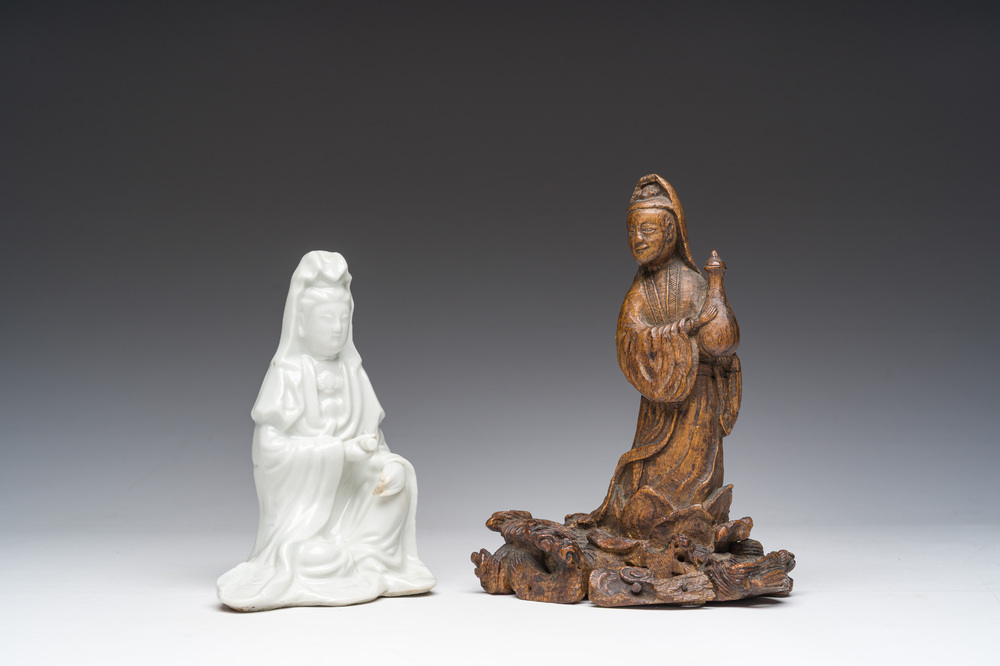 Une Guanyin en porcelaine blanc de Chine et une en bois sculpt&eacute;, Chine, 18&egrave;me/19&egrave;me si&egrave;cle