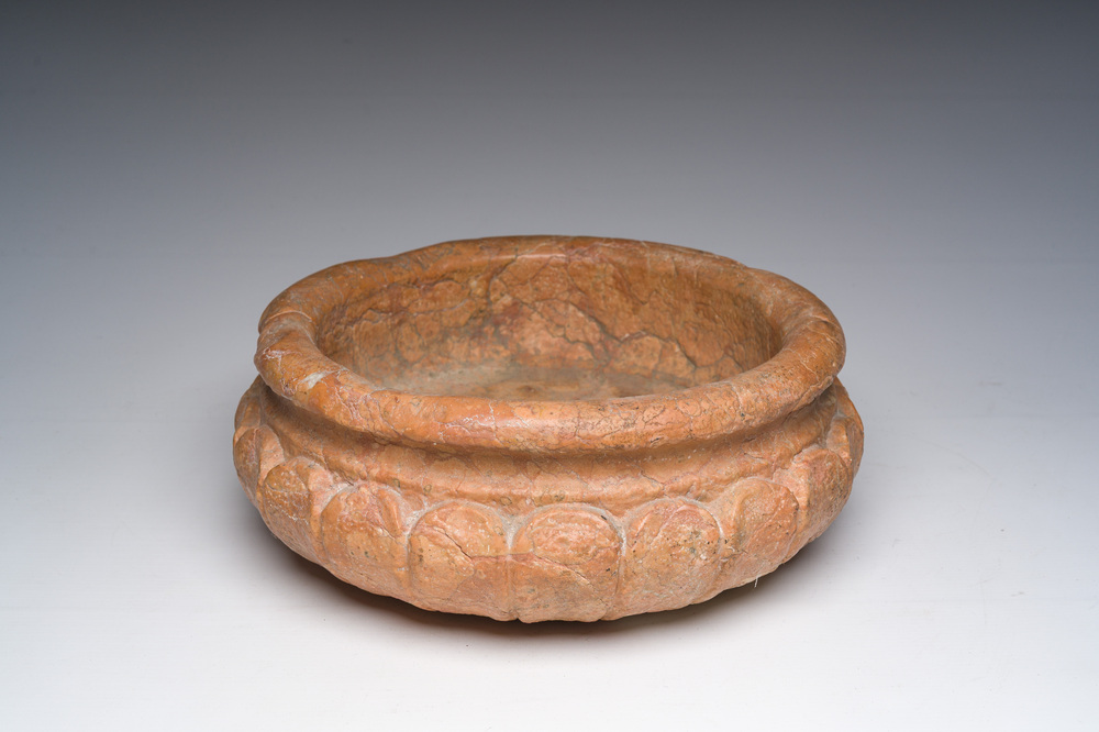 Bassin godronn&eacute;e en marbre Rosso V&eacute;rona, Italie, 17&egrave;me/18&egrave;me si&egrave;cle