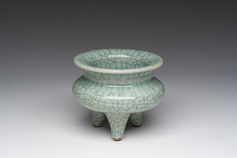 Een Chinese ge-type driepotige wierookbrander, 19de/20ste eeuw