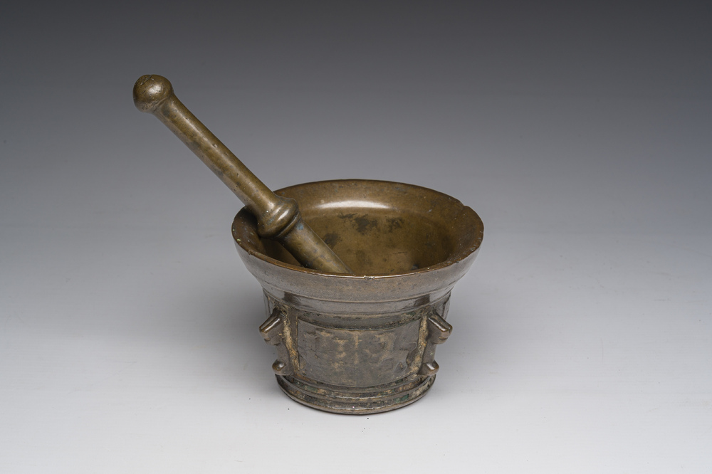 Mortier en bronze &agrave; d&eacute;cor en relief et pilon, France, 16&egrave;me/17&egrave;me si&egrave;cle