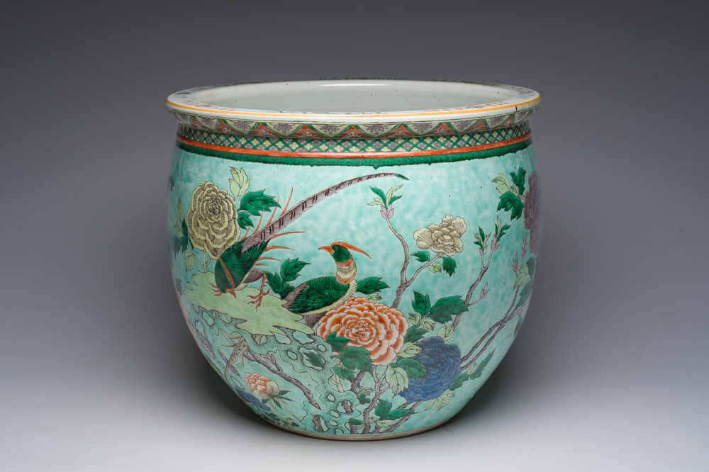 Jardini&egrave;re en porcelaine de Chine famille verte &agrave; d&eacute;cor des oiseaux parmi des branches fleuries, 19&egrave;me si&egrave;cle