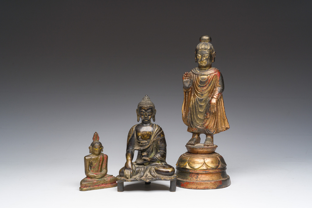 Trois sculptures de Bouddha en bronze laqu&eacute; et dor&eacute;, Cor&eacute;e, Tibet et Sri Lanka, 19&egrave;me si&egrave;cle