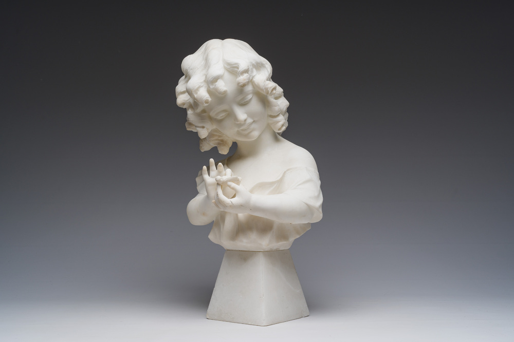 Eugenio Battiglio (19de/20ste eeuw): Meisje met een vlinder in de hand, albast, Firenze