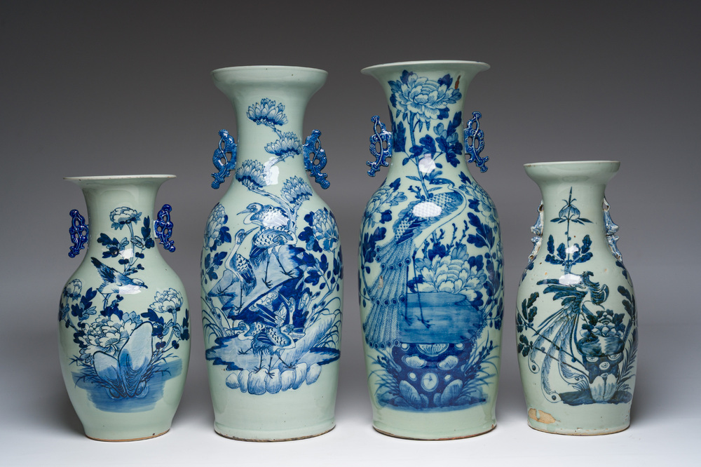 Quatre vases en porcelaine de Chine bleu et blanc sur fond c&eacute;ladon &agrave; d&eacute;cor d'oiseaux parmi des branches fleuries, 19&egrave;me/20&egrave;me si&egrave;cle