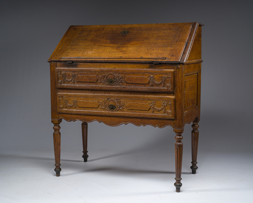 Secr&eacute;taire &agrave; abattant Louis XVI en ch&ecirc;ne &agrave; deux tiroirs, France, 18&egrave;me/19&egrave;me si&egrave;cle
