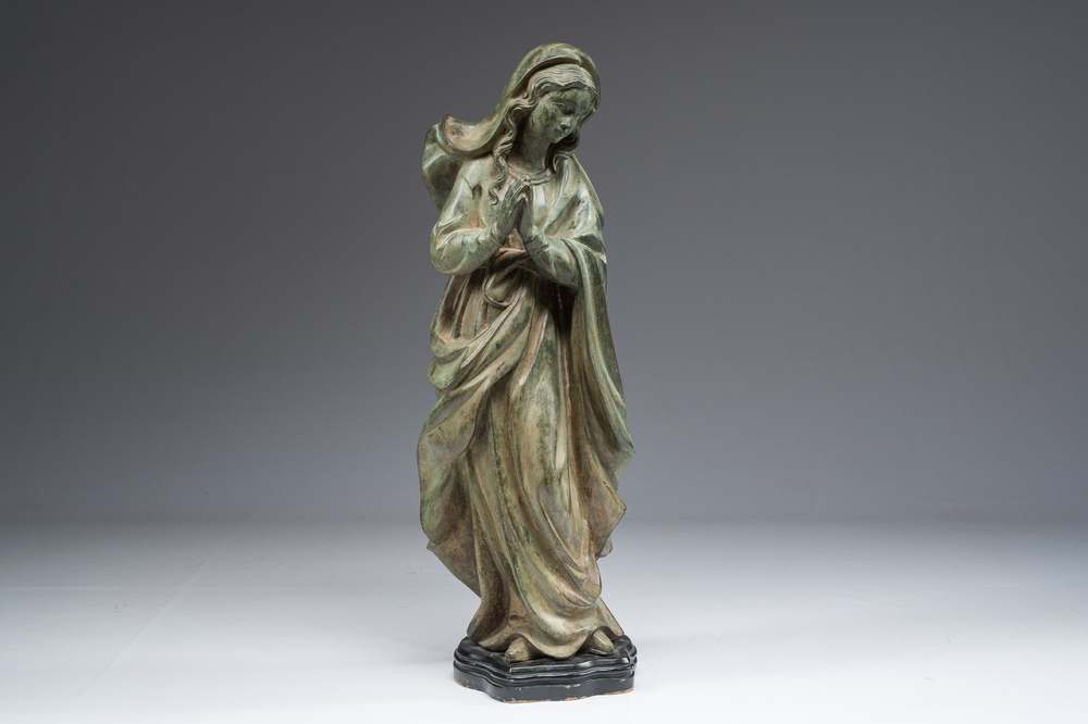 Europese school: Biddende Madonna, groengepatineerd brons op een ge&euml;boniseerd houten basis, 20ste eeuw