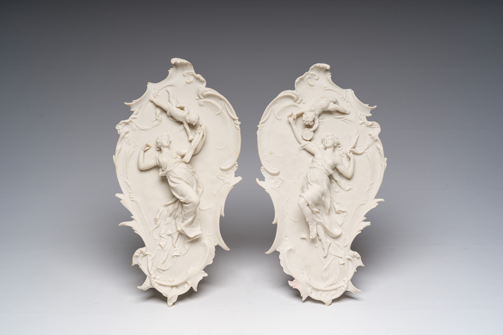 Enrico Braga (1841-1919, attribu&eacute; &agrave;): Paire de plaques en marbre moul&eacute; &agrave; d&eacute;cor de Cupidon et Psych&eacute; en relief, Italie, 20&egrave;me si&egrave;cle