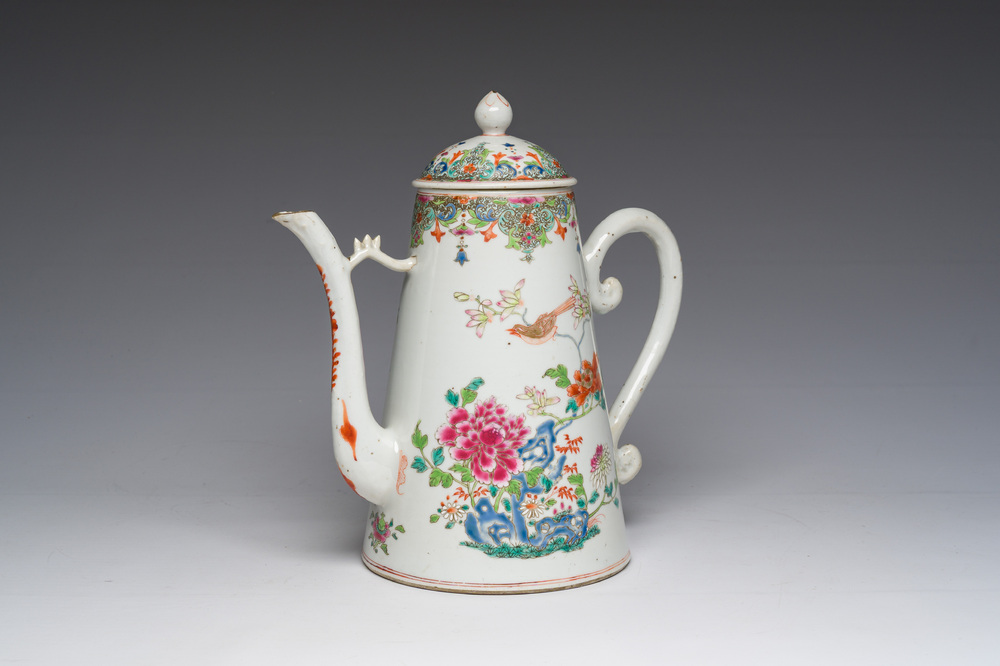 Een Chinese famille rose dekselkan met vogels bij bloesems, Qianlong