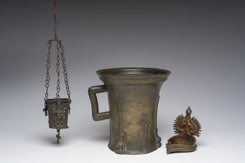 Mortier en bronze &agrave; d&eacute;cor de fleur-de-lys, probablement Nuremberg, une lampe &agrave; huile (diya) et un porte-lampe, 15&egrave;me si&egrave;cle et post&eacute;rieur