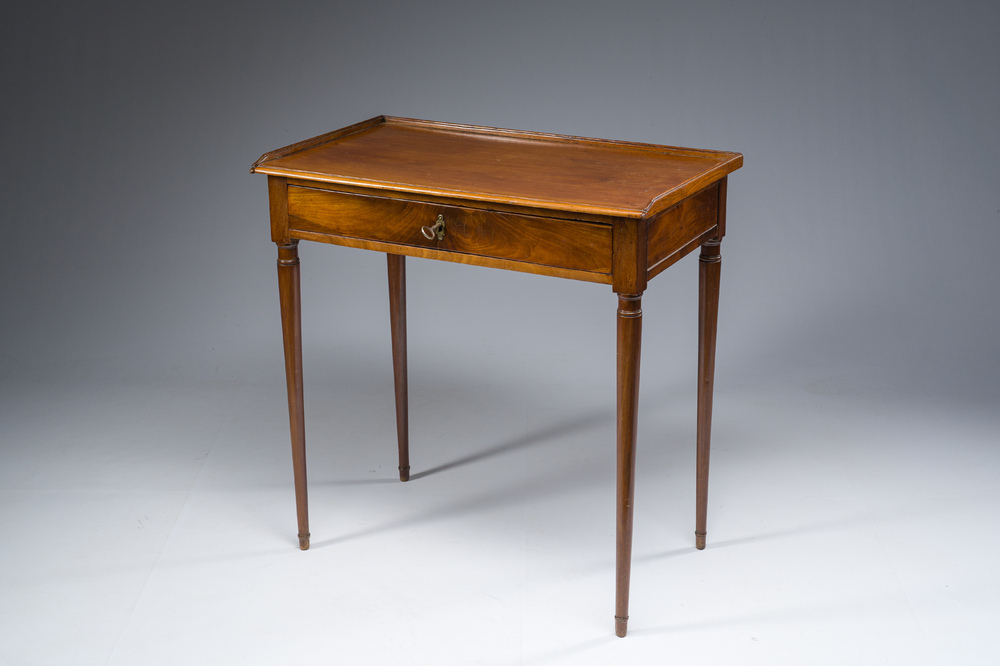 Table &agrave; &eacute;crire d'appoint Louis XVI en acajou et bronze ouvrant par un tiroir, France, d&eacute;but du 19&egrave;me si&egrave;cle