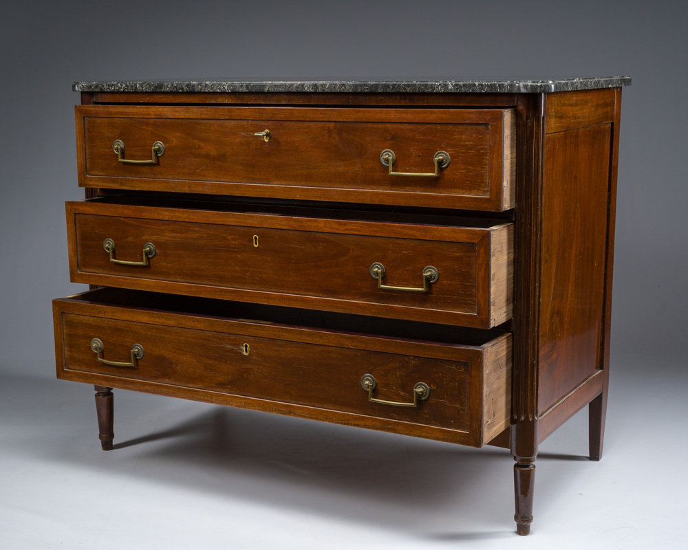 Commode de style Louis XVI en bois aux montures en bronze et plateau en marbre vein&eacute; gris, France, fin du 19&egrave;me si&egrave;cle