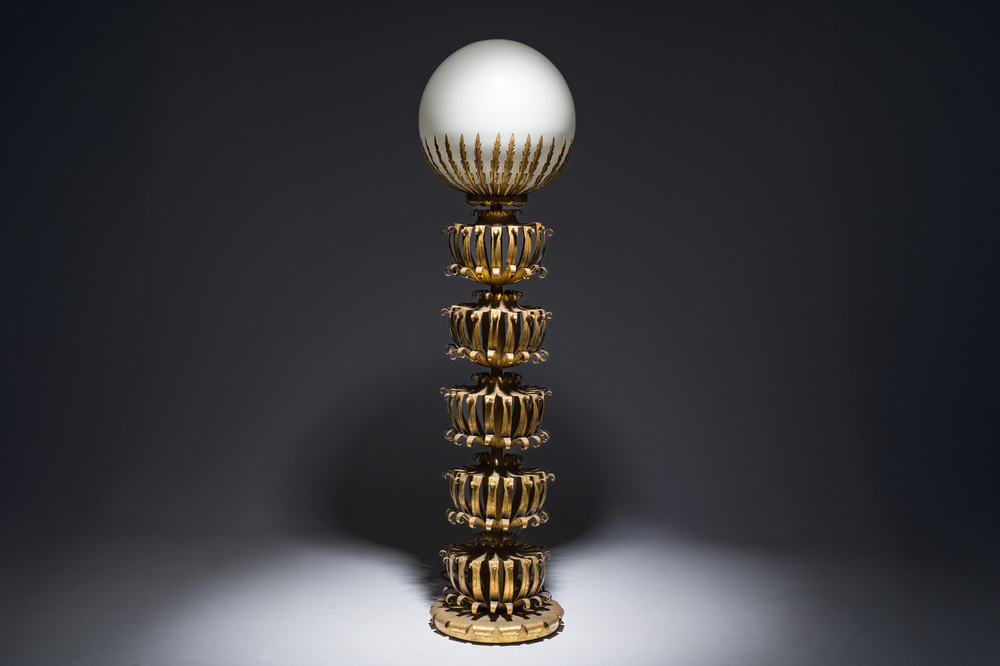 Maison Jansen (attribu&eacute; &agrave;): Lampe &agrave; poser en m&eacute;tal dor&eacute; surmont&eacute;e d'un globe lumineux, France, milieu du 20&egrave;me si&egrave;cle