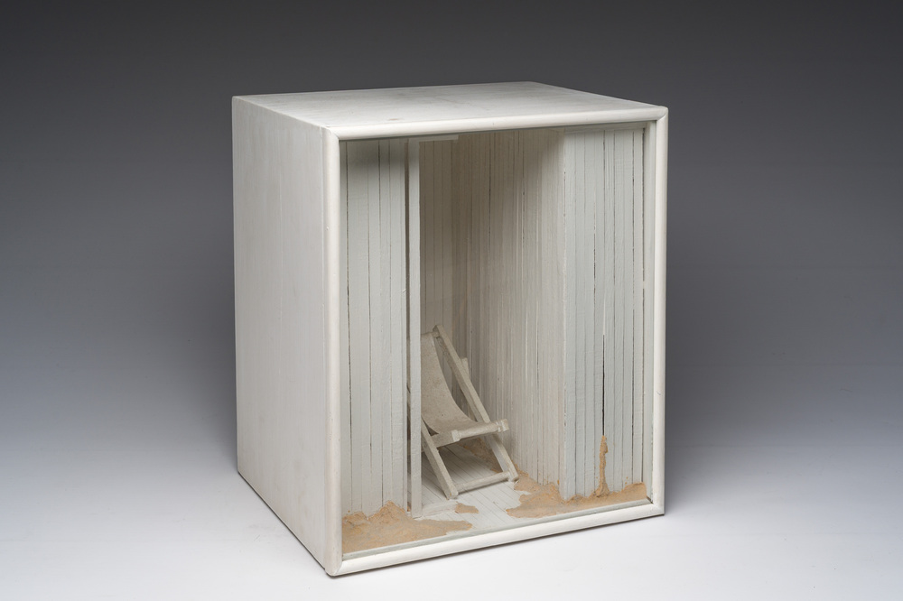 Florence Regnier-Barral (1946): 'La chaise longue', uit de reeks 'S&eacute;rie des Lieux', maquette in gemengde techniek, gedateerd 1978