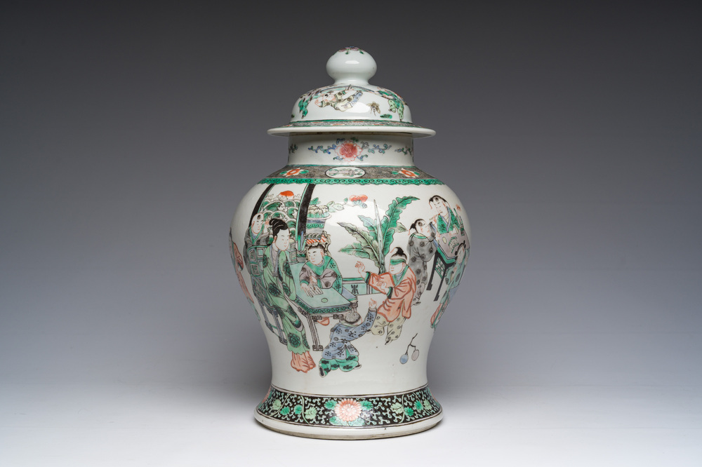 Vase couvert en porcelaine de Chine famille verte &agrave; d&eacute;cor de sc&egrave;nes anim&eacute;es et de chauves-souris, 19&egrave;me si&egrave;cle