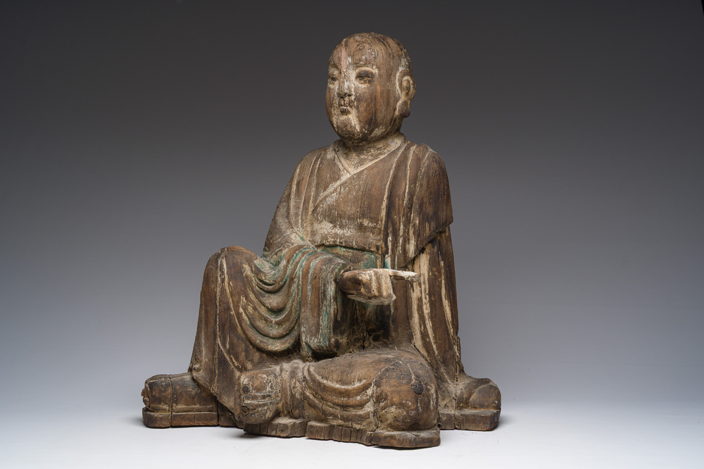 Sculpture de Luohan en bois sculpt&eacute; avec des traces de polychromie, 19&egrave;me si&egrave;cle