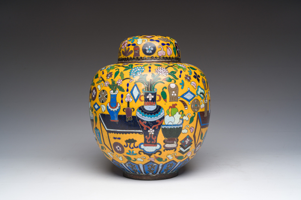 Een Chinese cloisonn&eacute; dekselpot met decor van antiquiteiten op gele fondkleur, 19de eeuw