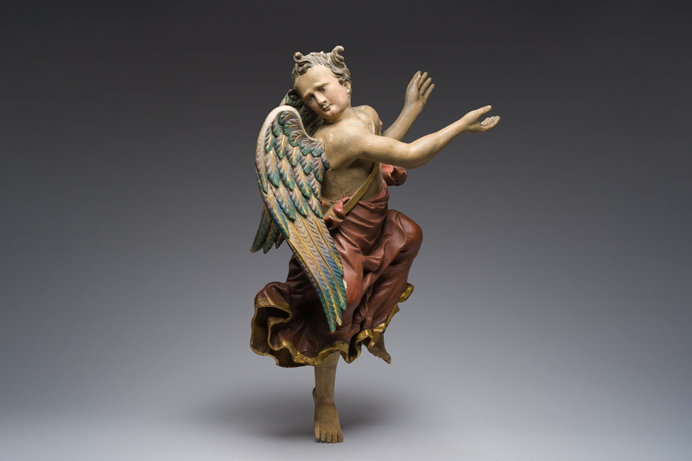 Grand ange en bois sculpt&eacute; et polychrom, Italie, 18&egrave;me si&egrave;cle et post&eacute;rieur