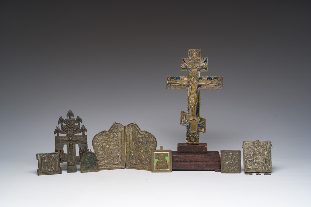 Collection vari&eacute;e d'ic&ocirc;nes de voyage et de croix orthodoxes principalement en bronze en partie &eacute;maill&eacute;es, Russie, principalement 18&egrave;me/19&egrave;me si&egrave;cle