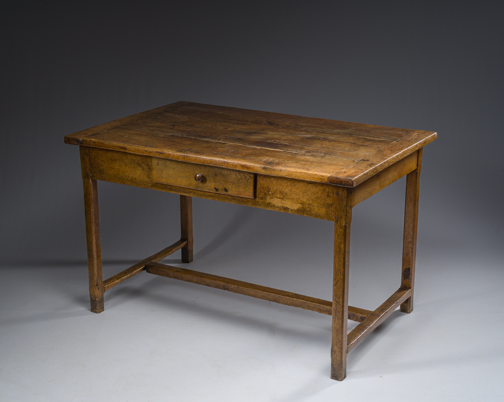 Table &agrave; &eacute;crire &agrave; un tiroir en ch&ecirc;ne, France, 18&egrave;me si&egrave;cle