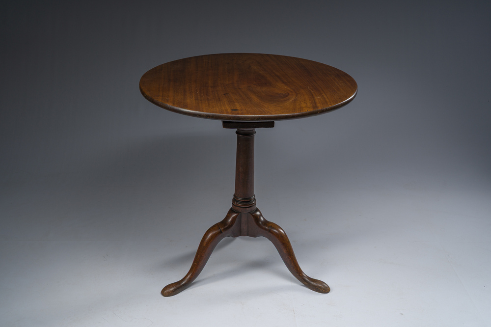 Table d'appoint ronde de type 'bird cage' &agrave; trois pieds en acajou, Angleterre, 19&egrave;me si&egrave;cle
