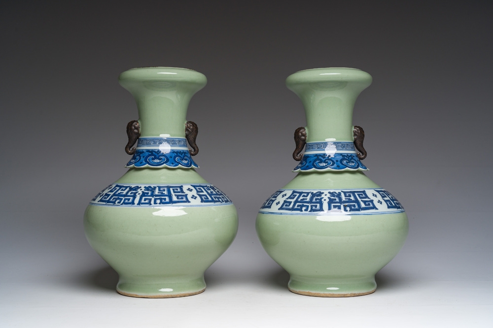 Paire de vases en porcelaine de Chine bleu et blanc sur fond c&eacute;ladon &agrave; d&eacute;cor de dragons 'kui', 19&egrave;me/20&egrave;me si&egrave;cle
