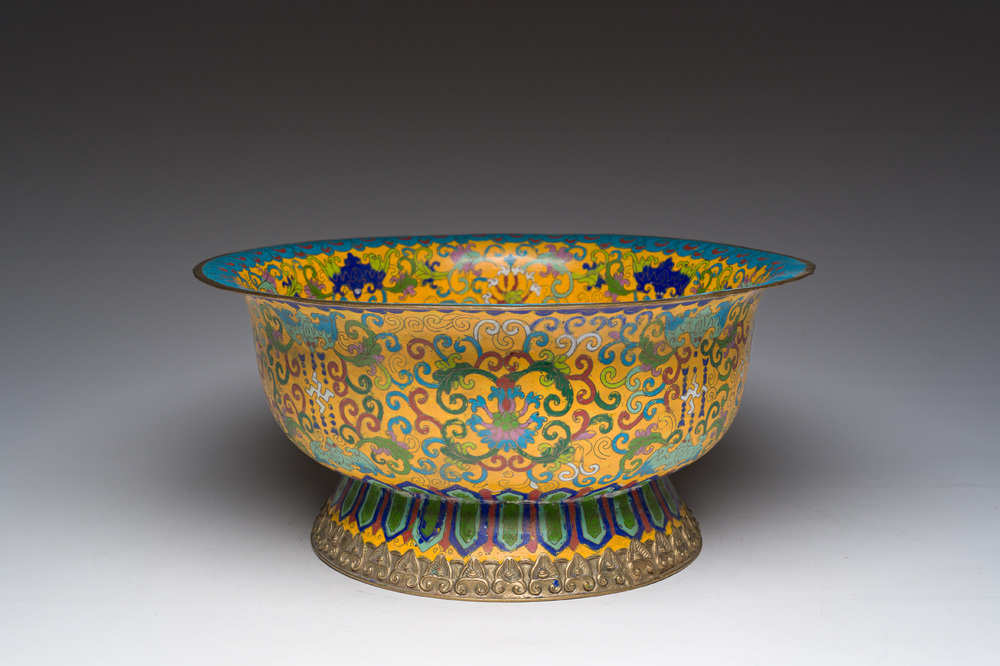 Een grote Chinese cloisonn&eacute; 'Shou' kom met gele fondkleur, 19de/20ste eeuw