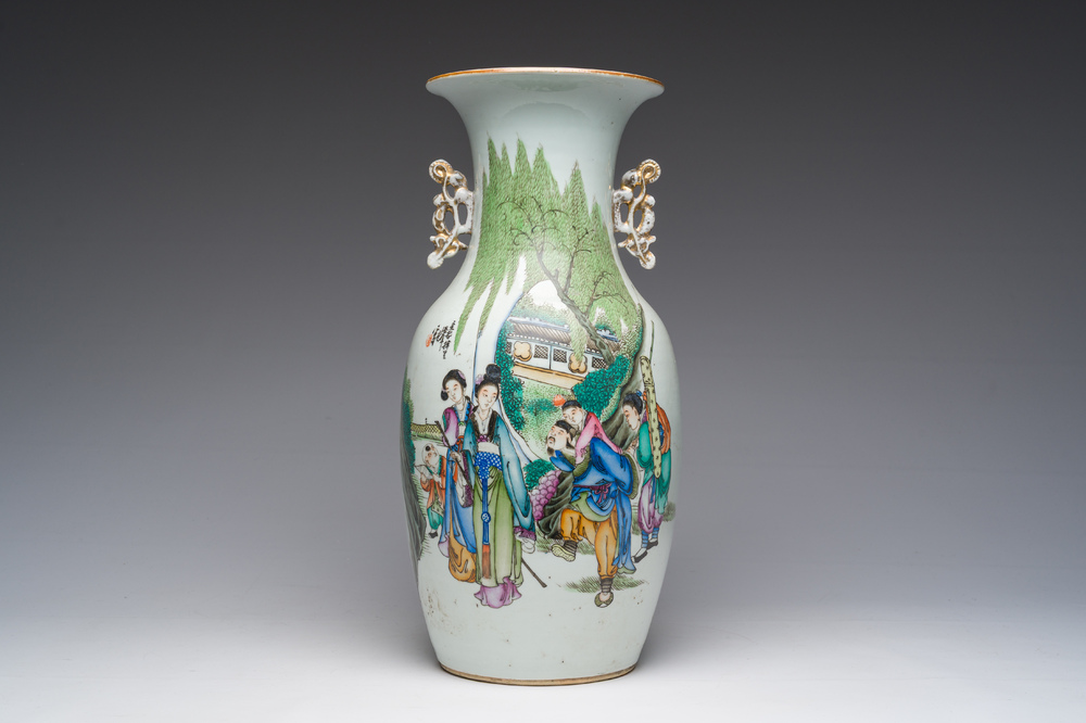 Een Chinese famille rose vaas met een dubbel decor van figuren in een tuin en antiquiteiten, 19de/20ste eeuw