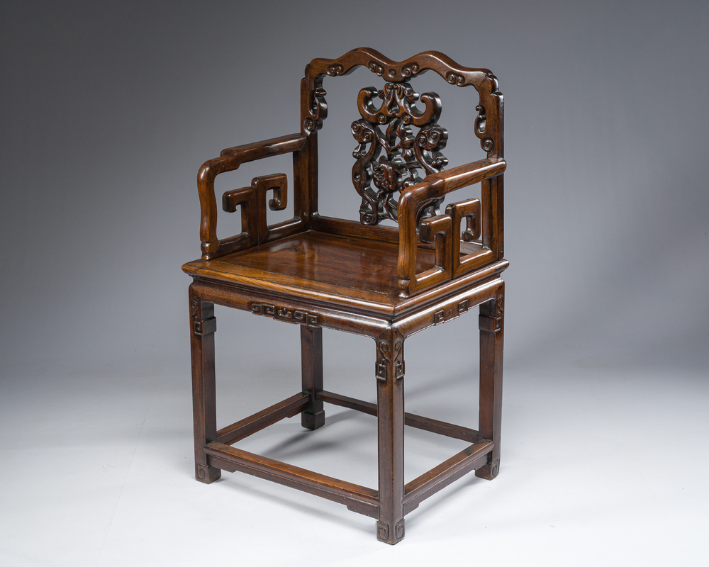 Chaise en bois dur sculpt&eacute; et ajour&eacute;, Chine, 20&egrave;me si&egrave;cle