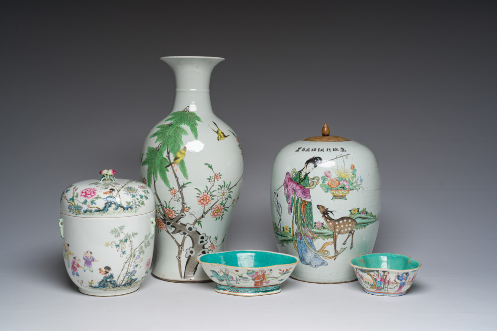 Twee Chinese famille rose vazen, een dekselkom en twee kommen, 19de/20ste eeuw