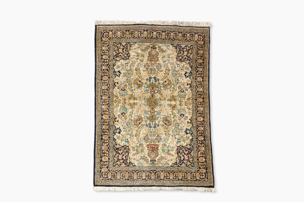 Een Perzische Qom (Qum/Ghom) zijden tapijt met floraal decor, 20ste eeuw