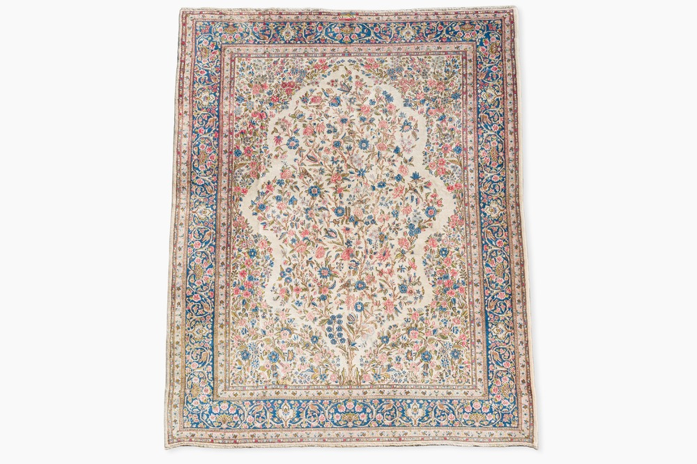 A Persian Kerman (Kirman) rug with floral design, wool on cotton, 20th C.