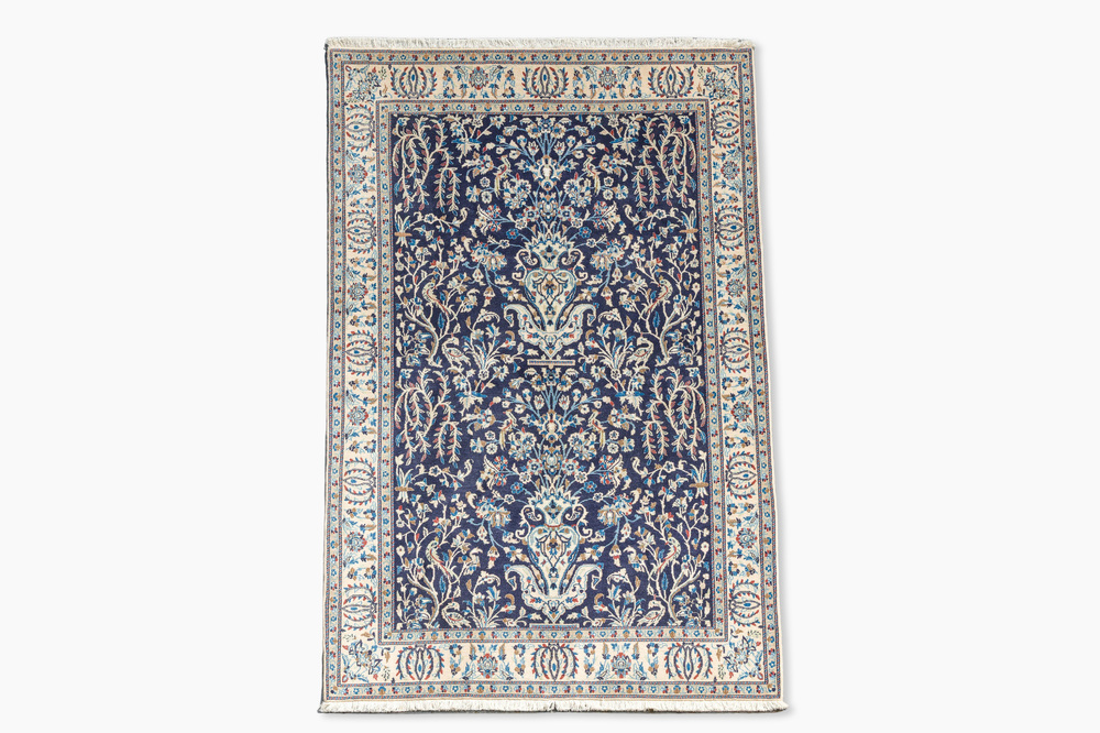 Tapis oriental de type Nain &agrave; d&eacute;cor floral, laine et soie sur coton, 20&egrave;me si&egrave;cle