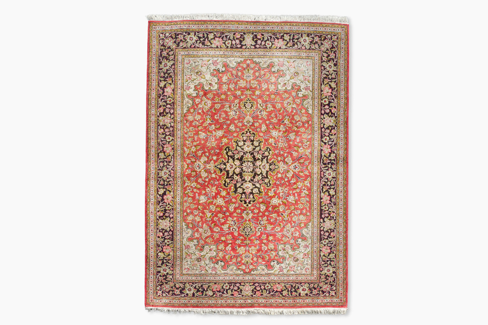 Een Perzisch Qom (Qum/Ghom) zijden tapijt met floraal decor, 20ste eeuw