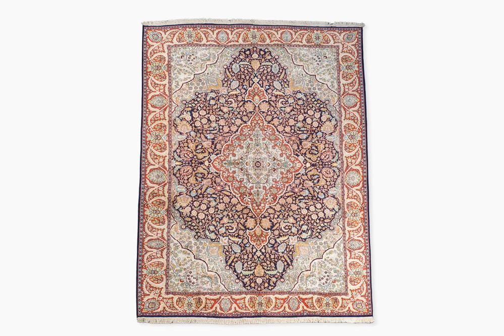 Tapis oriental de type Kashmir &agrave; d&eacute;cor floral, soie sur coton, 20&egrave;me si&egrave;cle