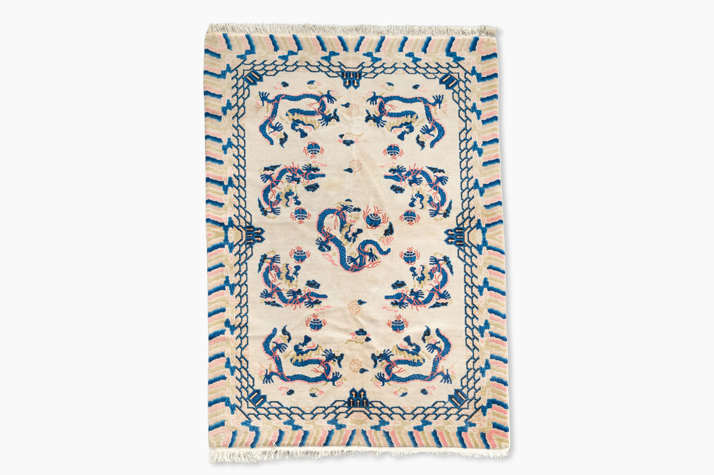 Tapis de type P&eacute;king &agrave; d&eacute;cor de dragons, laine, Chine, 20&egrave;me si&egrave;cle