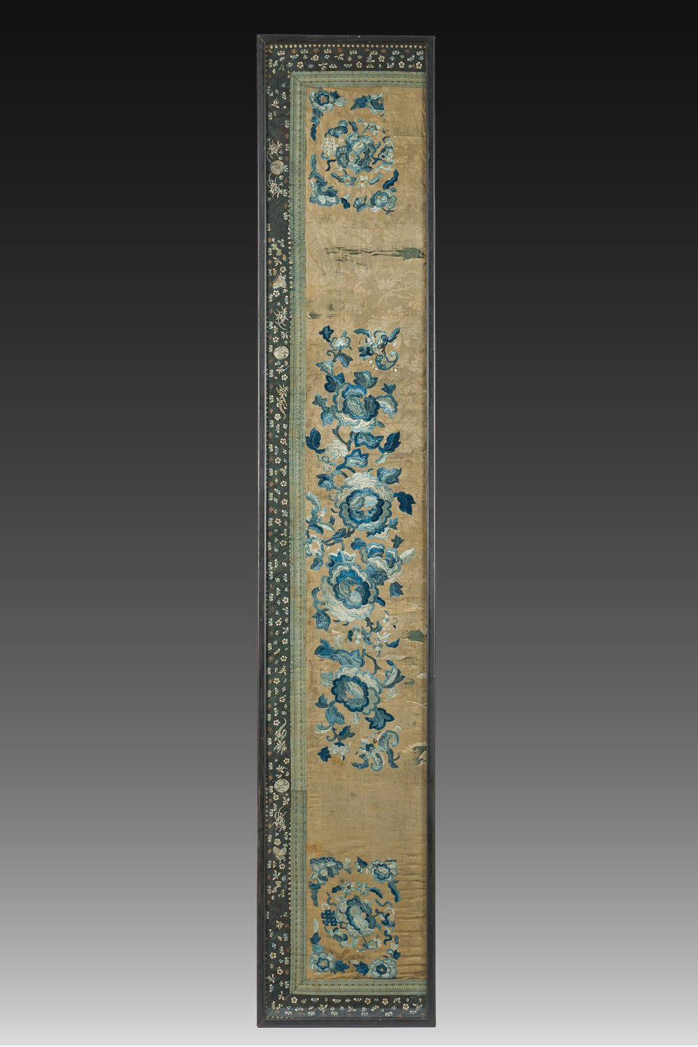 Broderie en soie &agrave; d&eacute;cor floral, Chine, 19&egrave;me si&egrave;cle