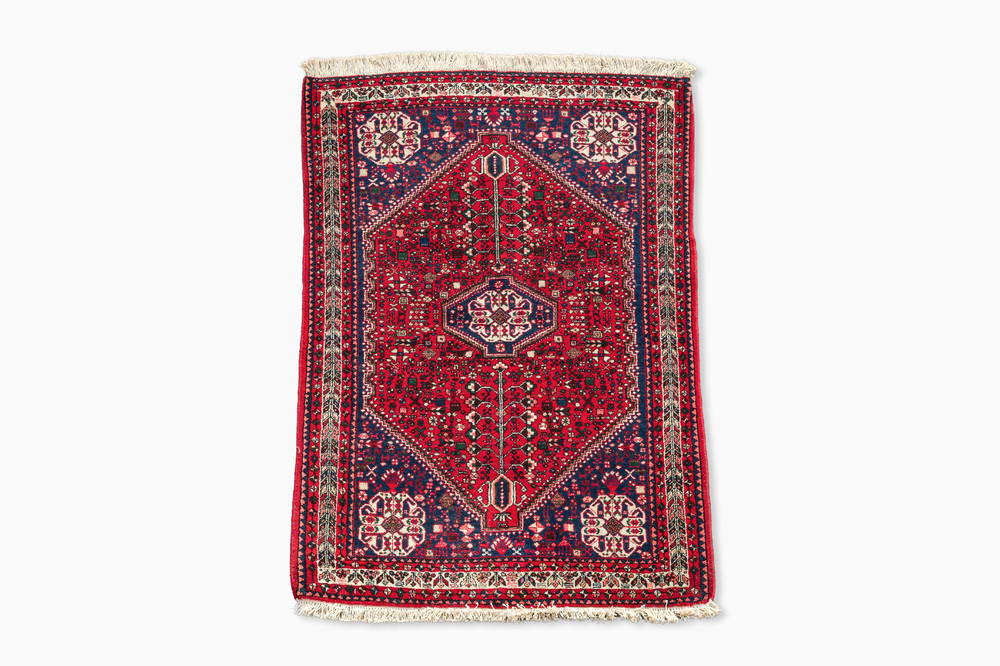 A Persian Abadeh rug with geometric floral design, wool on cotton, 20th C.