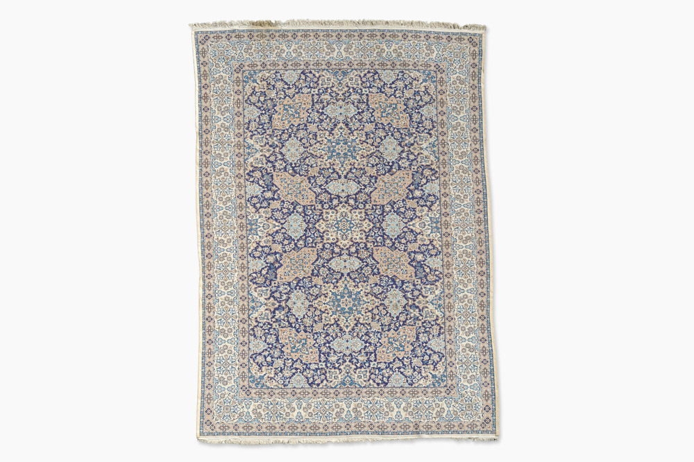 Tapis oriental de type Nain &agrave; d&eacute;cor floral, laine et soie sur coton, 20&egrave;me si&egrave;cle